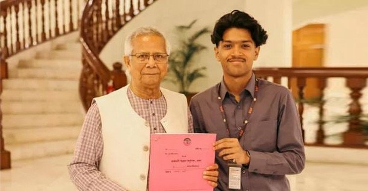 সাগর-রুনির ছেলে মেঘের হাতে প্লটের দলিল তুলে দিলেন প্রধান উপদেষ্টা